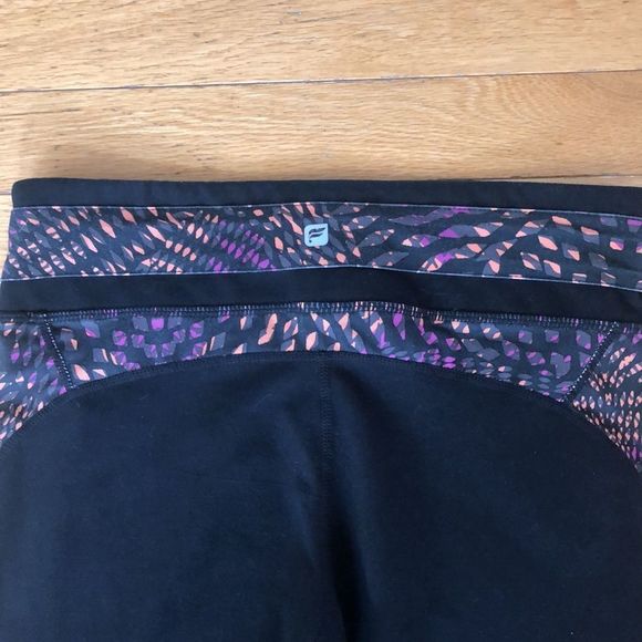 🔴2 for $25 FABLETICS Women's Capri Leggings Black with a design on eac… - Picture 3 of 9